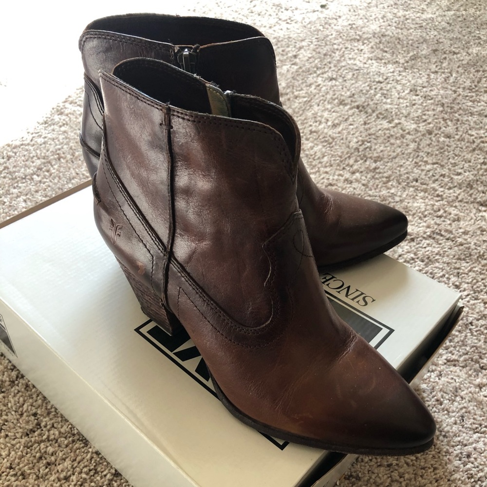 EUC FRYE BOOTS RENEE SEAM SHORT 8.5 M
